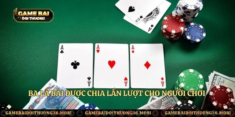 Ba lá bài được chia lần lượt cho người chơi trong một ván
