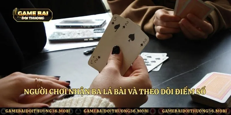 Người chơi nhận ba lá bài và theo dõi điểm số trên bàn chơi